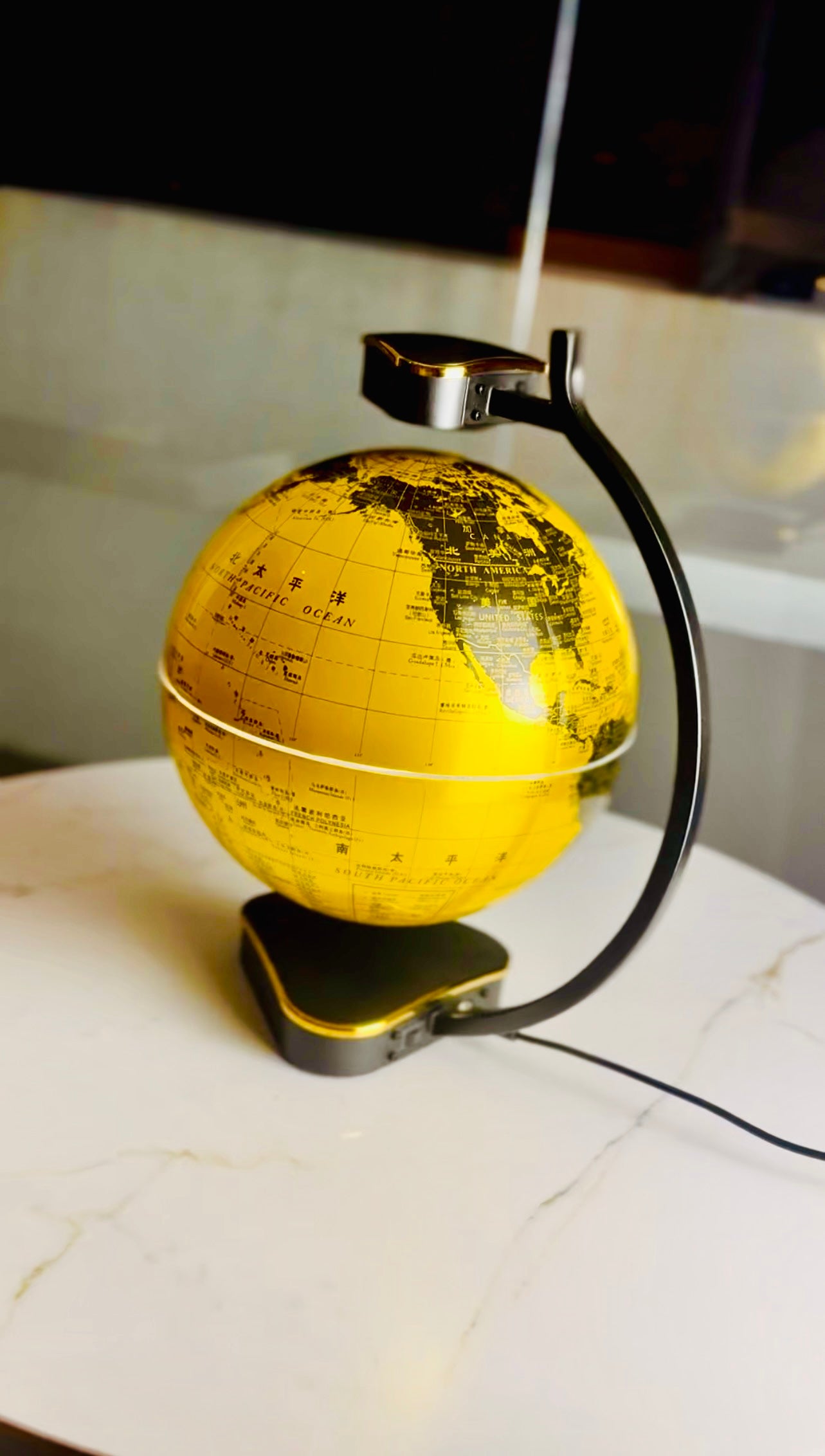 Globo de levitación magnética dorado